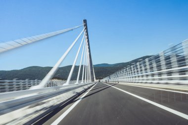 Peljesac Köprüsü 'nü hızla geçen Hırvatistan manzaralı kablo otoyolda hızlı sürmeye devam etti