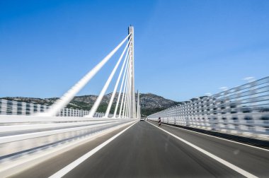 Peljesac Köprüsü 'nü hızla geçen Hırvatistan manzaralı kablo otoyolda hızlı sürmeye devam etti