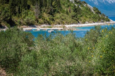 Açık mavi deniz, kayalık plajlar, çam ağaçları ve geleneksel Hırvat sahil köyü yakınlarındaki sakin körfezler manzaralı Adriyatik kıyı manzaraları