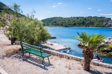 Açık mavi deniz, kayalık plajlar, çam ağaçları ve geleneksel Hırvat sahil köyü yakınlarındaki sakin körfezler manzaralı Adriyatik kıyı manzaraları