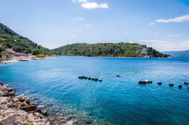 Açık mavi deniz, kayalık plajlar, çam ağaçları ve geleneksel Hırvat sahil köyü yakınlarındaki sakin körfezler manzaralı Adriyatik kıyı manzaraları