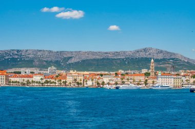 Ayrıl, Croation. 16 Temmuz 2019: Diocletian Sarayı, palmiye ağaçları ve güneşli bir yaz gününde Jadrolinija feribotlarıyla Split Riva 'nın panoramik manzarası