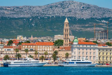 Ayrıl, Croation. 16 Temmuz 2019: Diocletian Sarayı, palmiye ağaçları ve güneşli bir yaz gününde Jadrolinija feribotlarıyla Split Riva 'nın panoramik manzarası