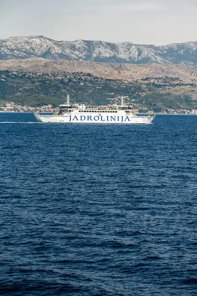 Ayrıl, Hırvatistan. 16 Temmuz 2019: Jadrolinija feribotu Marjan, arka planda Dalmaçya kıyı şeridi ve Mosor dağlarıyla Adriyatik Denizi 'ne yelken açıyor