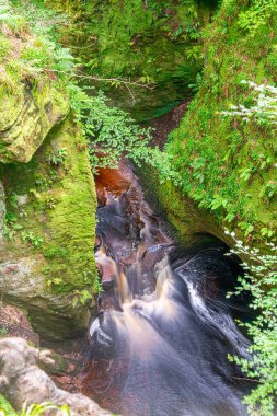 Finnich Glen ve İskoçya 'daki Finnich Vadisi' ndeki Şeytan Kürsüsü.