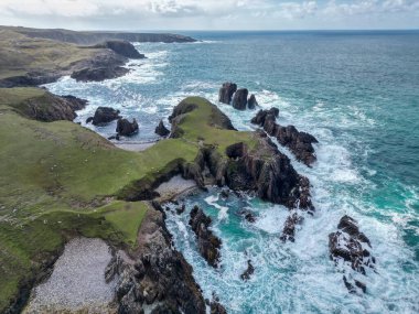 Mangersta deniz yığınları, Lewis Adası açıklarında denizde doğal kaya oluşumları, Outer Hebrides, İskoçya