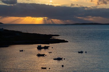 Harris Adası, Outer Hebrides, İskoçya üzerinde nefes kesici gün batımı