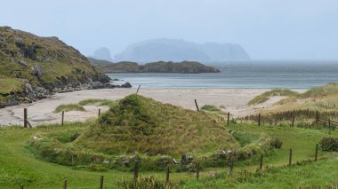 İskoçya, Outer Hebrides, Lewis ve Harris, adanın güzel manzarası, Bosta Sahili Great Bernera Bosta (Bostadh) Demir Çağı Evi