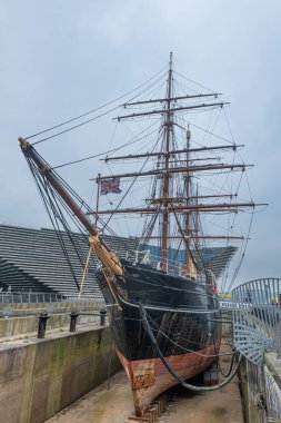 İskoçya 'nın Tay Firth, Dundee kıyısında bulunan Kraliyet Araştırma Gemisi Keşfi