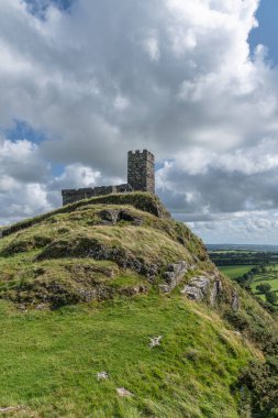 Öğleden sonra güneşi Brentor, Dartmoor, İngiltere 'deki antik St. Michael de Rupe kilisesinde parlıyor.