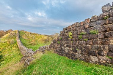 Northumberland, İngiltere 'deki Yukarı Denton' da Hadrian Duvarı 'nın bir bölümü.