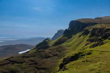 Quiraing, Skye Adası, İskoçya 'da güzel bir ışık. Kusursuz bir panoramik görüntü..