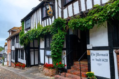 Rye, Doğu Sussex, İngiltere - Mermaid Hotel ortaçağ avlusu girişi ve kaldırımlı sokak manzarası.