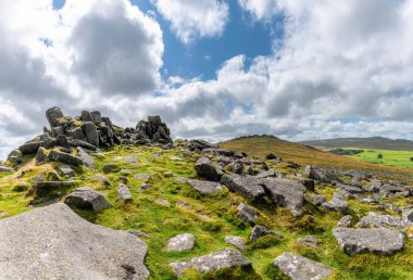 Çevresi belstone Tor Dartmoor Milli Parkı'nda, Devon, İngiltere