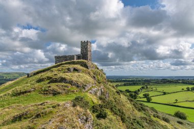 Kayalık fosillerini Devon'da Dartmoor Milli Parkı üzerinde tünemiş Brentor Kilisesi