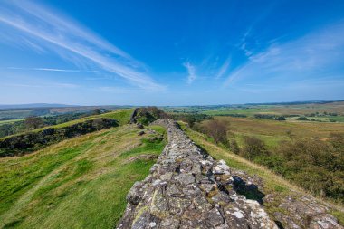 Northumberland, İngiltere 'deki Yukarı Denton' da Hadrian Duvarı 'nın bir bölümü.