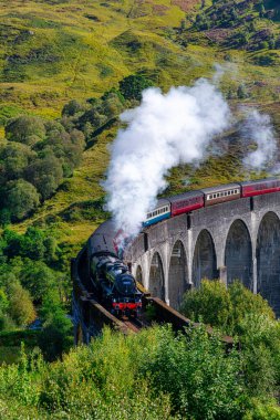 Glenfinnan 'daki Jakobit buhar treni Kuzey Batı Highlands, İskoçya, İngiltere