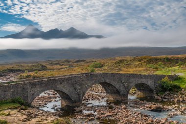 İskoçya 'daki Skye Adası' nın arka planında Cuillins 'lerin olduğu Sligachan Köprüsü.