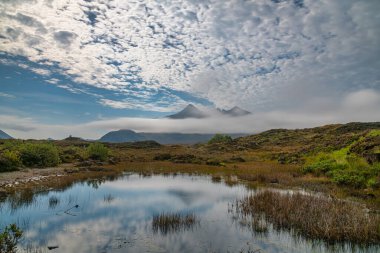 İskoçya 'daki Skye Adası' nın arka planında Cuillins 'lerin olduğu Sligachan Köprüsü.