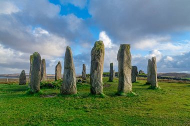 Callanish 'in (veya Calanais) İskoçya' nın dışındaki Hebrides 'te gün batımında Lewis üzerinde bulunan antik ayakta duran taşları.