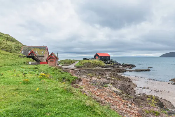 Dunaverty Körfezi 'nden Dunaverty Kayalıkları ve Tekne Evi' ne bakan panoramik bir görüntü. Kintyre, İskoçya Mull