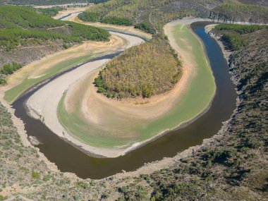 İspanya 'nın Salamanca ve Cceres eyaletleri arasında ormanlar ve tepelerle Alagon Nehri' nin Melendo Meander manzarası