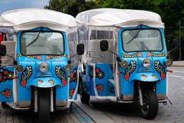 Porto, Portekiz - Tarihi şehir merkezindeki dekore edilmiş tuc-tuc 'un ayrıntıları