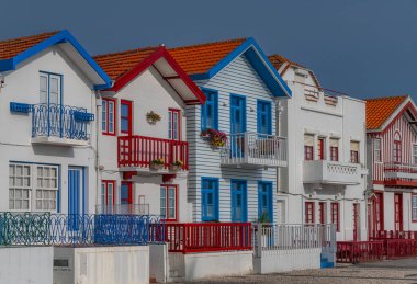 Costa Nova, Portekiz: Aveiro yakınlarında Atlantik kıyısındaki sahil beldesinde Palheiros adı verilen renkli çizgili evler.
