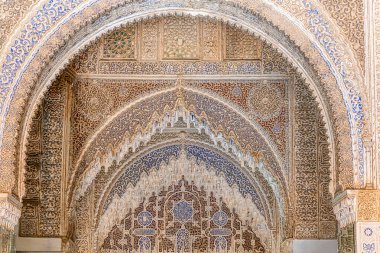 Alhambra 'nın detaylı görüntüsü, Granada, İspanya. Alhambra kalesindeki Nasrid Sarayı (Palacios Nazaraes)