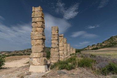 Acueducto de los Baales, İspanya 'nın Zaragoza bölgesindeki Uncastillo, Cinco Villas kasabasında yer alan Roma şehri Los Banales harabeleri.