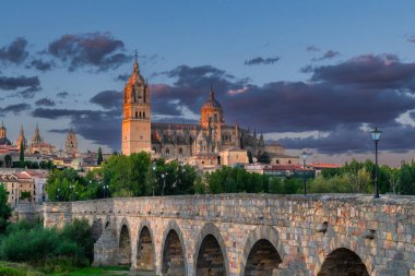 Salamanca Roma Köprüsü 'nün (Puente Romano de Salamanca, Puente Belediye Başkanı del Tormes) günbatımı manzarası.