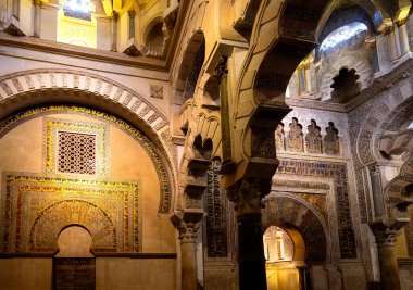 Cordoba 'daki Büyük Cami ya da Mezquita katedrali. Mezquita İspanya 'da çok popüler bir turizm merkezidir..