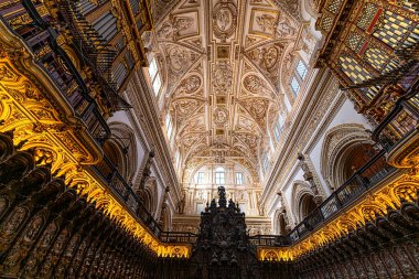 Cordoba 'daki Büyük Cami ya da Mezquita katedrali. Mezquita İspanya 'da çok popüler bir turizm merkezidir..