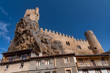 Frias, Burgos 'taki eski evlerin üzerindeki ortaçağ kale kulesi..
