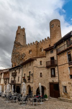 Frias, Burgos 'taki eski evlerin üzerindeki ortaçağ kale kulesi..