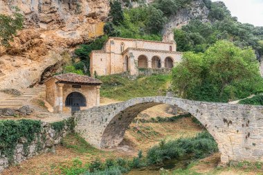 İspanya 'nın Castilla y Leon kentindeki Frias kasabasında, Tobera vadisinde Santa Maria de la Hoz' un ortaçağ inzivasına sahip tarihi bir kompleks.