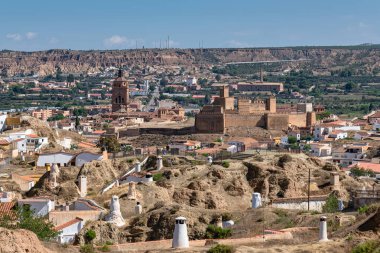 Mağara çöplüğünde bacaları olan ünlü mağara evleri, Barrio de las Cuevas mağara bölgesi, Guadix, İspanya