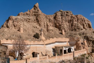 Mağara çöplüğünde bacaları olan ünlü mağara evleri, Barrio de las Cuevas mağara bölgesi, Guadix, İspanya