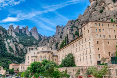 İspanya 'nın Barselona kentinin yakınlarındaki Montserrat Dağı' nda bulunan ünlü Santa Maria de Montserrat Manastırı manzarası. Montserrat Manastırı