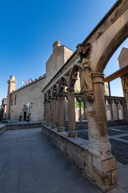 Olite. Navarre. İspanya. Santa Mara La Real Kilisesi 'nden Portico. Kilise, girişten önce büyük portatif bir atriyum tarafından kolayca tanınabilir..