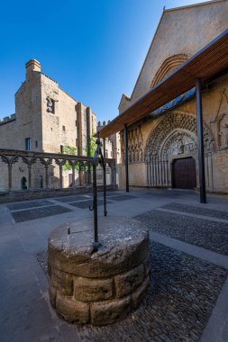 Olite. Navarre. İspanya. Santa Mara La Real Kilisesi 'nden Portico. Kilise, girişten önce büyük portatif bir atriyum tarafından kolayca tanınabilir..