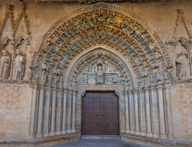 Olite. Navarre. İspanya. Santa Mara La Real Kilisesi 'nden Portico. Kilise, girişten önce büyük portatif bir atriyum tarafından kolayca tanınabilir..