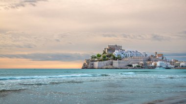 Ünlü Tapınak Şövalyesi ve ortaçağ şehri Peniscola 'nın deniz üzerindeki kale duvarları..