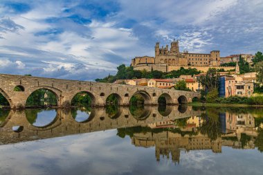 Beziers 'deki Eski Köprü ve Katedral - Hrault, Occitanie, Fransa, Avrupa