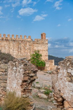Sagunt 'taki kale manzarası, kalın duvarlar, büyük bir kapı, kısmen harap olmuş binalar ve temeller.