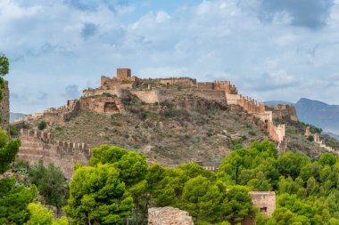 Sagunt 'taki şatonun manzarası, kalın duvarlar, büyük bir kapı, kısmen harap olmuş binalar ve temeller, İspanya