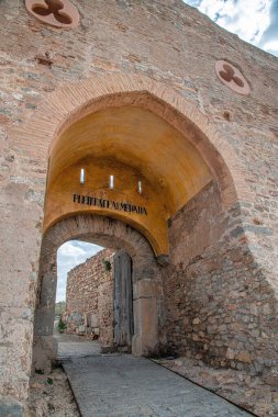 Sagunt 'taki şatonun manzarası, kalın duvarlar, büyük bir kapı, kısmen harap olmuş binalar ve temeller, İspanya