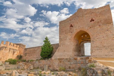 Sagunt 'taki şatonun manzarası, kalın duvarlar, büyük bir kapı, kısmen harap olmuş binalar ve temeller, İspanya