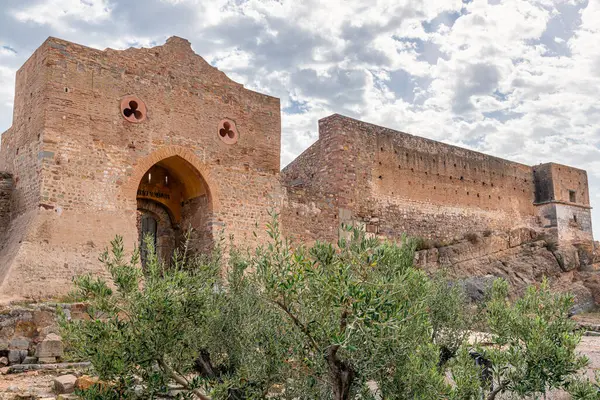 Sagunt 'taki şatonun manzarası, kalın duvarlar, büyük bir kapı, kısmen harap olmuş binalar ve temeller, İspanya