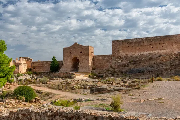 Sagunt 'taki şatonun manzarası, kalın duvarlar, büyük bir kapı, kısmen harap olmuş binalar ve temeller, İspanya